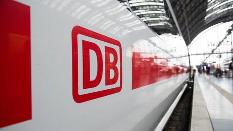 Deutsche Bahn-Logo auf Zug im Bahnhof