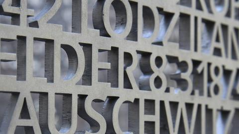 Schriftzeichen formen unter anderem das Wort Auschwitz