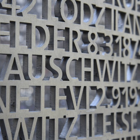 Schriftzeichen formen unter anderem das Wort Auschwitz