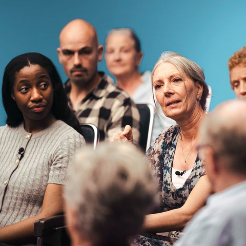 Mehrere Menschen vor einer blauen Studiowand