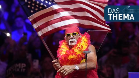 Der Wrestler Hulk Hogan schwenkt eine US-amerikanische Flagge