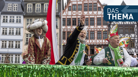 Der „Große Frankfurter Fastnachtszug“ zieht durch die Innenstadt.