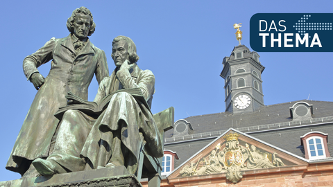 Das Denkmal der Brüder Grimm vor dem Rathaus in Hanau