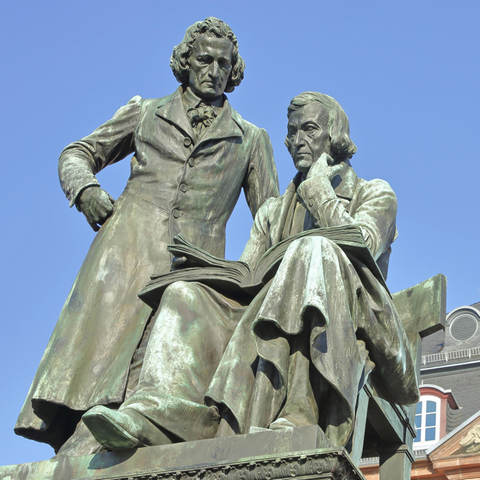 Das Denkmal der Brüder Grimm vor dem Rathaus in Hanau