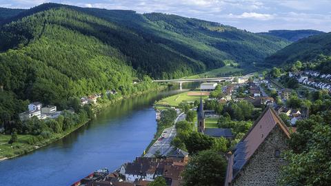 Ein idyllischer Blick auf Hirschhornam Neckar im Odenwald