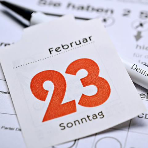 Kalender mit Datum 23. Februar auf Stimmzettel