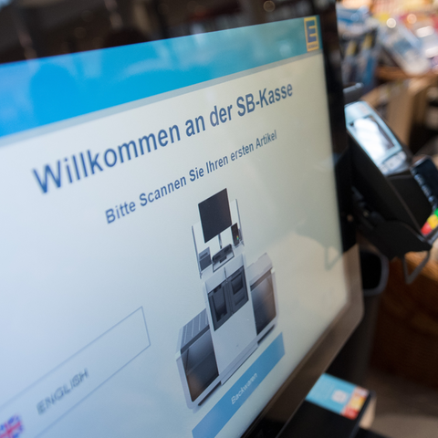 SB-Kasse in einem Supermarkt