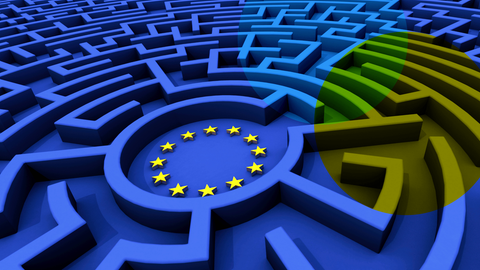 Die EU-Sterne in der Mitte eines Labyrints