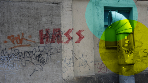Der Schriftzug "Hass" auf eine Hauswand geschmiert