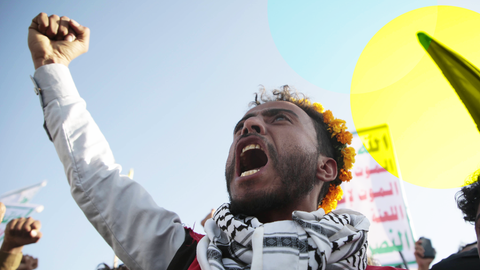 Ein Mann, der bei einer Demonstration laut schreit und eine Faust nach oben streckt