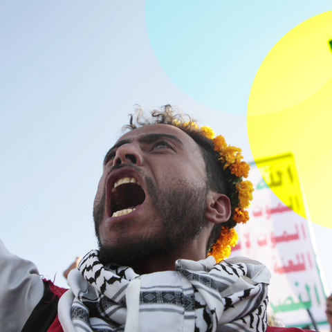 Ein Mann, der bei einer Demonstration laut schreit und eine Faust nach oben streckt