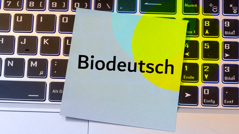 Ein Zettel, der auf einer Tastatur liegt. Auf dem Zettel steht "biodeutsch"