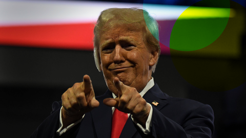 Donald Trump, der mit beiden Händen in die Kamera zeigt