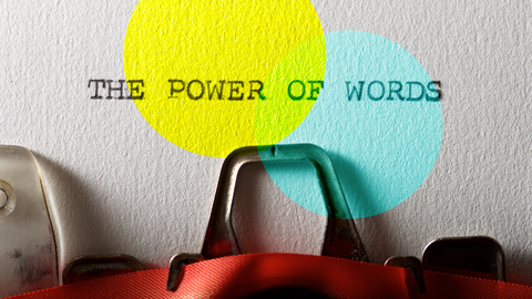 Ein Papier, das in eine Schreibmaschine eingespannt ist, darauf steht "The Power of Words"