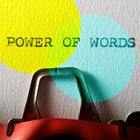 Ein Papier, das in eine Schreibmaschine eingespannt ist, darauf steht "The Power of Words"