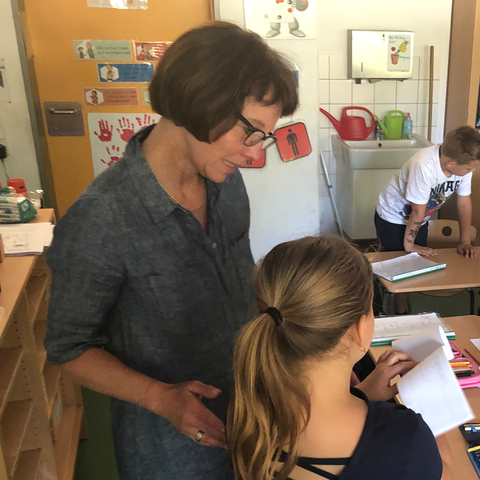 Petra Bollmann-Boberg beim Unterricht in der Geschwister-Scholl-Schule in Wiesbaden