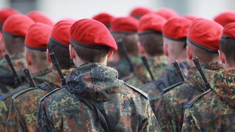 Bundeswehr-Soldaten von hinten