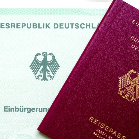 Einbürgerungsurkunde der Bundesrepublik Deutschland und ein deutscher Reisepass