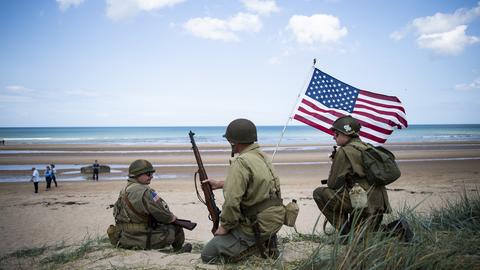 Zum 75. Jahrestag des D-Days haben sich Franzosen am Omaha Beach als amerikanische Soldaten verkleidet.