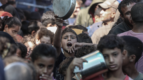 Palästinenser warten in Deir Al Balah im Gazastreifen auf Essen