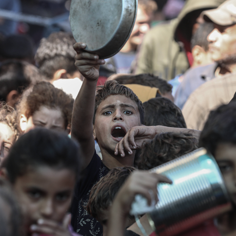 Palästinenser warten in Deir Al Balah im Gazastreifen auf Essen