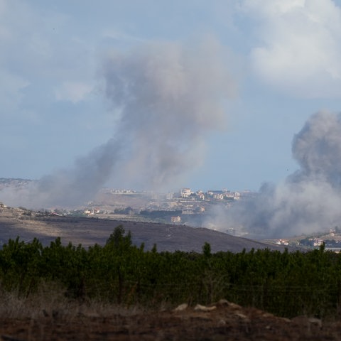 Rauch steigt nach israelischem Bombardement im Südlibanon auf, gesehen von Nordisrael aus