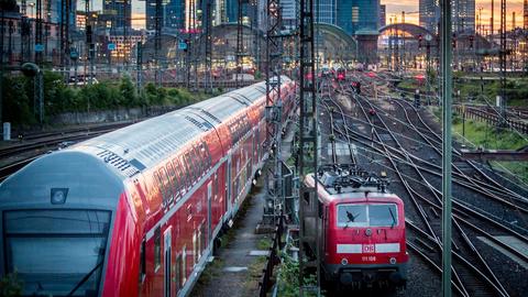 Der Hauptbahnhof Frankfurt aus der Ferne im Abendlicht. 